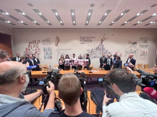 משפחות החטופים עם יקיריהן בסיום מסיבת העיתונאים משפחות החטופים עם יקיריהן בסיום מסיבת העיתונאים