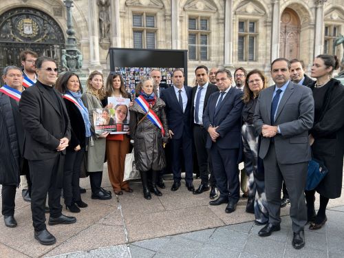 משלחת לשכת עורכי הדין ומטה החטופים עם סגני ראש עיריית פריז לצד שלט להחזרת החטופים בסמוך לבניין העירייה משלחת לשכת עורכי הדין ומטה החטופים עם סגני ראש עיריית פריז לצד שלט להחזרת החטופים בסמוך לבניין העירייה